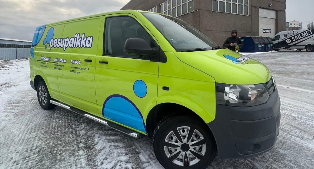 Pakettoauton teippaus hinta