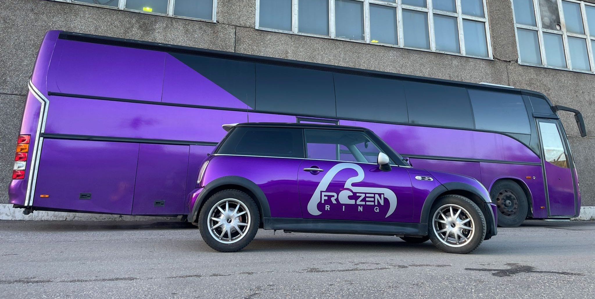 Yliteippaus, jossa ajoneuvon väri vaihdettu ja logot lisätty brändi-ilmeen mukaisesti