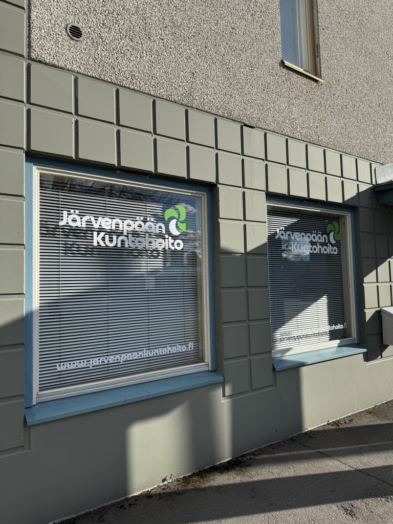 Ikkunateippaus tuo yrityksen brändin näkyviin ulospäin ja viimeistelee liiketilan ilmeen toimivasti ja tyylikkäästi.