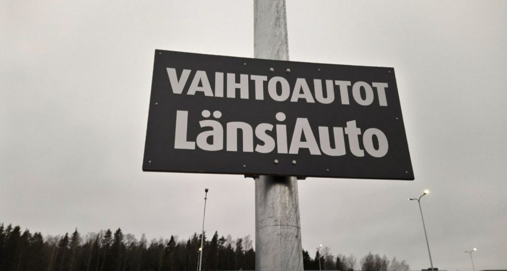 Yrityksen mainostaulu tuo brändin esiin tehokkaasti oikeassa paikassa