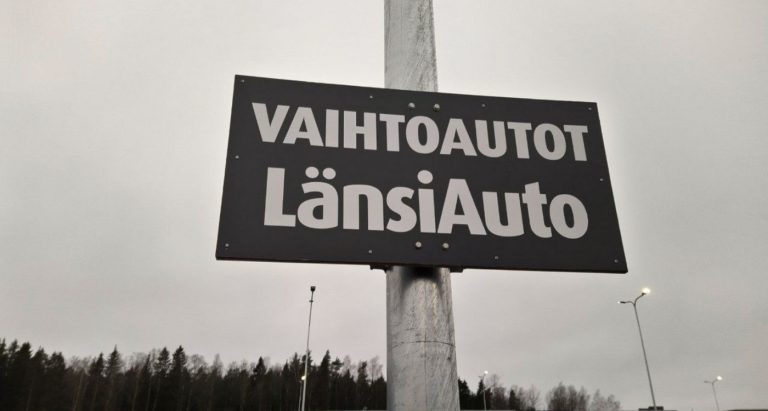 Yrityksen mainostaulu tuo brändin esiin tehokkaasti oikeassa paikassa
