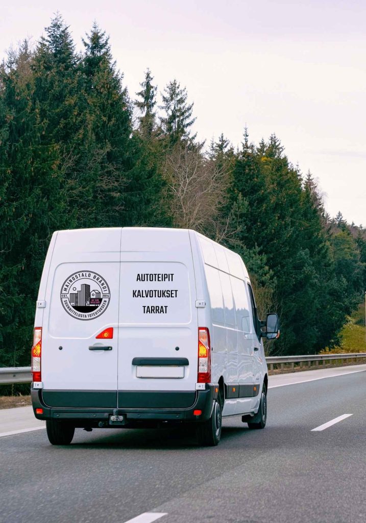 Pakettiautoteippaus, jossa yrityksen logo, palvelukuvaus ja yhteystiedot ovat esillä auton kyljessä