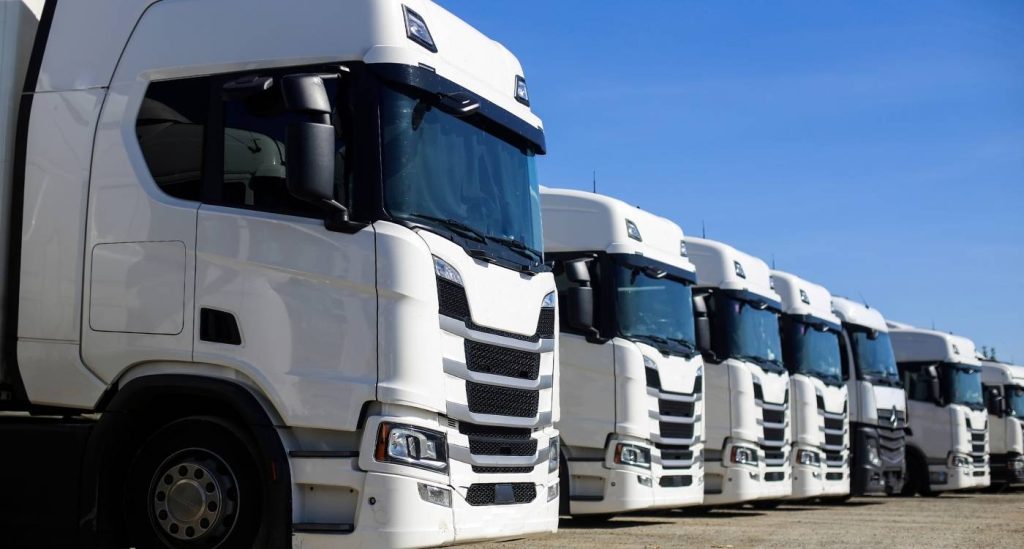 Raskaskalustoteippaus yrityksen kuorma-autoihin, rekkoihin ja muuhun ajoneuvokalustoon