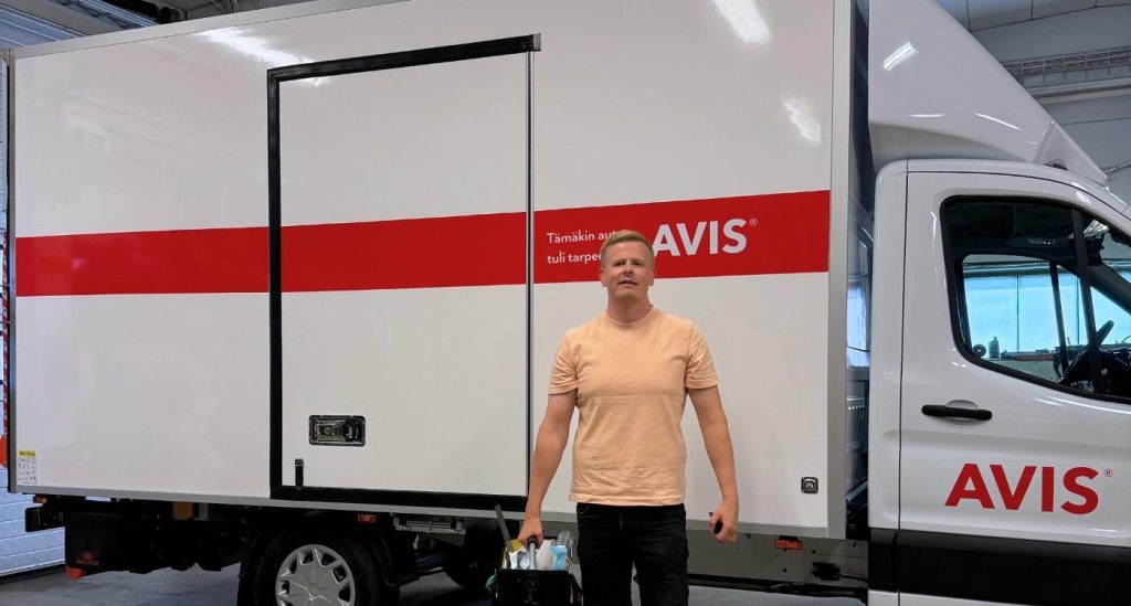 Rekkateippaus, jossa yrityksen logo ja brändi-ilme näkyvät auton kyljessä