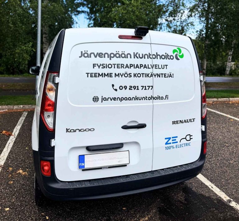 Pakettiauton takaluukun teippaus, jossa näkyy selvästi yrityksen logo, yhteystiedot ja palvelukuvaus.