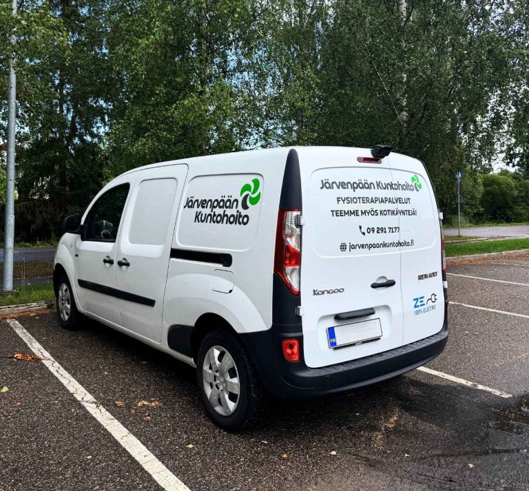 Pakettiautoteippaus, jossa on yrityksen logo, palvelukuvaus ja yhteystiedot