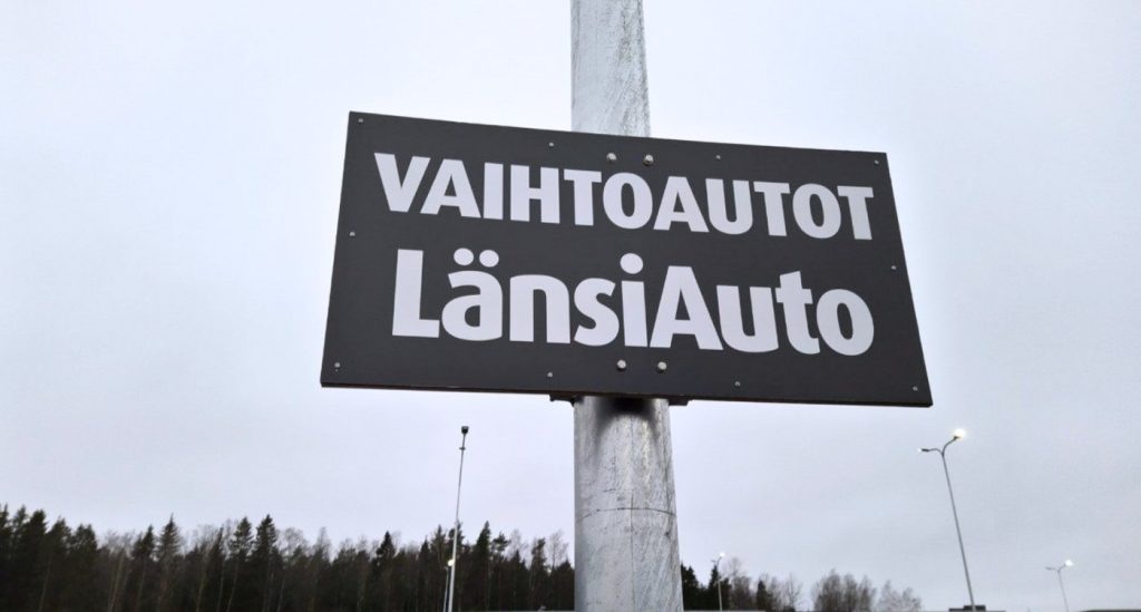 Yrityksen mainostaulu tuo brändin esiin tehokkaasti oikeassa paikassa