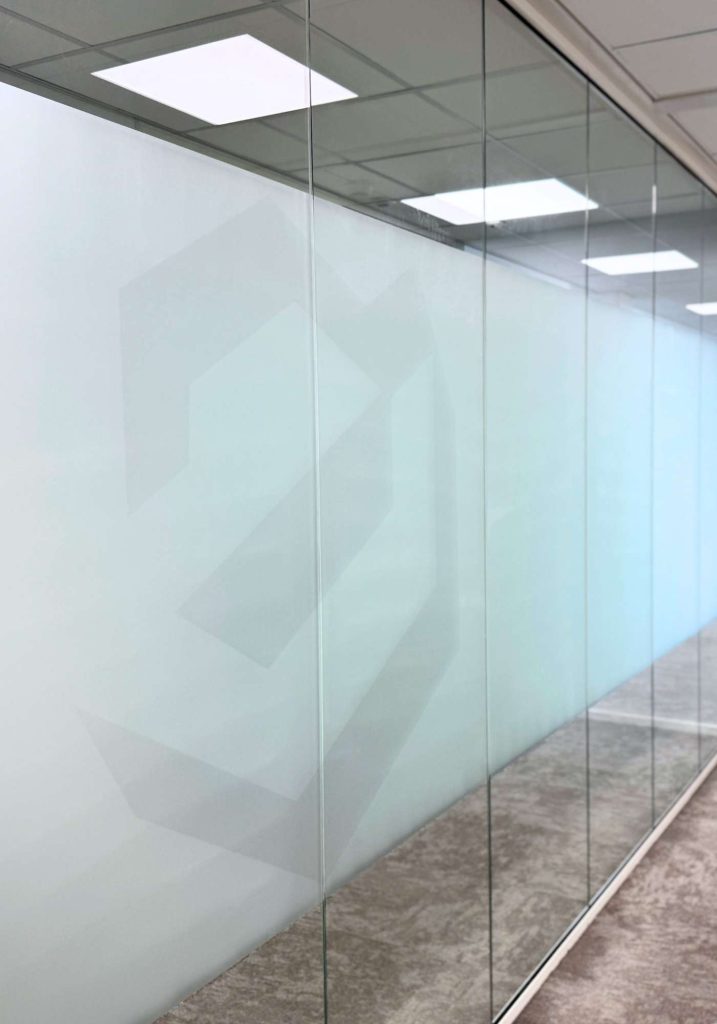 Näkösuojateippaus tuo yksityisyyttä lasipintaan ja viimeistelee tilan ilmeen ilman rakenteellisia muutoksia.