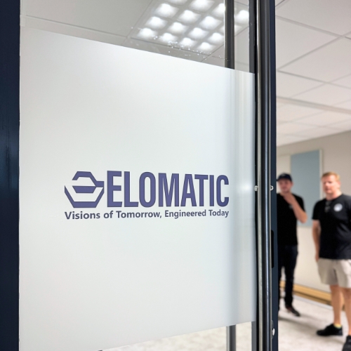 Kulkuoven logolla varustettu huurrekalvo