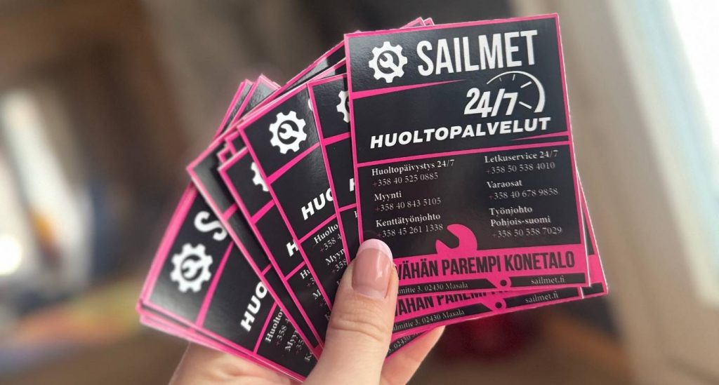 Brändätyt käyntikorttitarrat, jossa on yrityksen yhteysiedot.