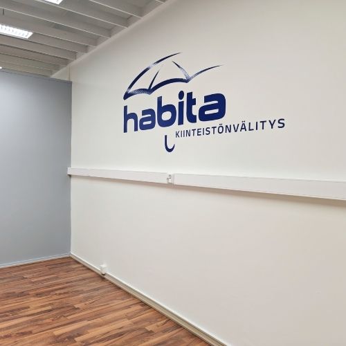 Habitan seinätarra tuo tilaan brändi-ilmettä
