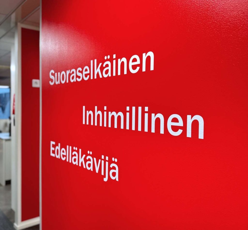 Seinäteipit, joissa näkyy yrityksen arvot