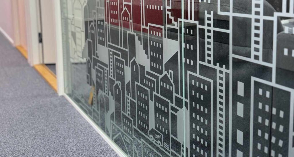 Asiakkaan brändi-ilmeeseen räätälöity kaupunki silhuetti kalvo