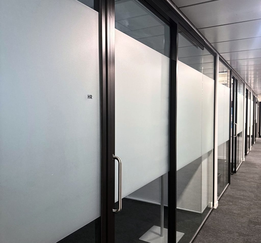 Asiakkaan toimitilan huurrepintaiset näkösuojakalvot