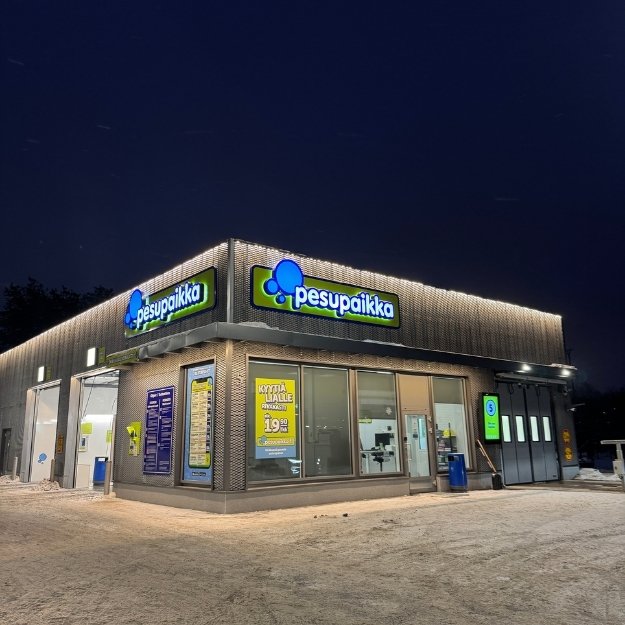 Pesupaikan valomainokset asennettuna pesulan kaikille sivuille