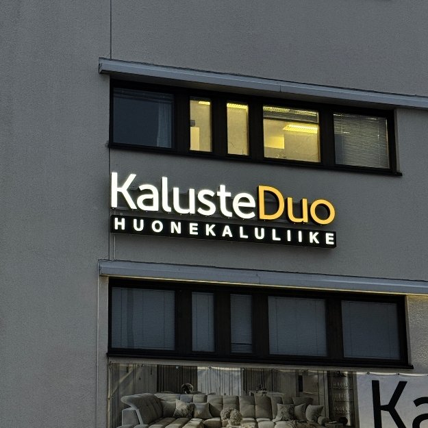 Julkisivun valomainos loistaa kirkkaana tuoden näkyvyyttä