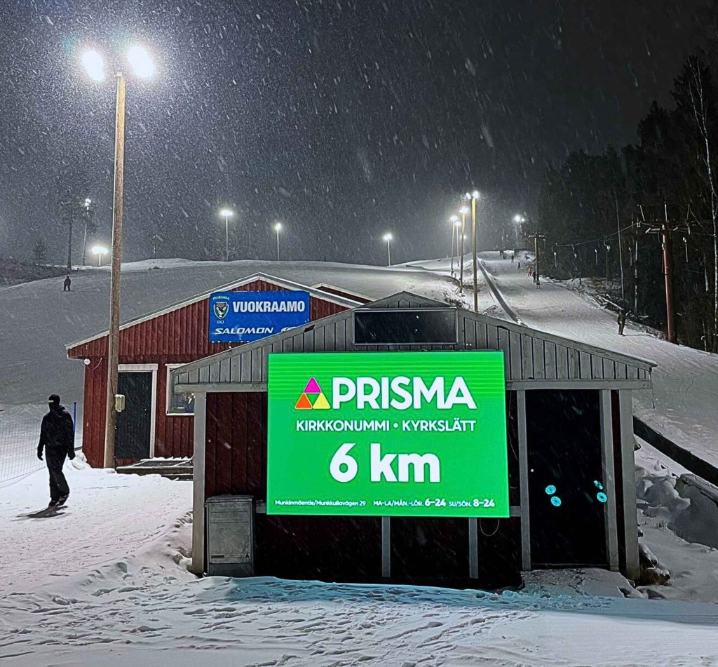 Prisman mainos Peuramaa Ski diginäytöllä