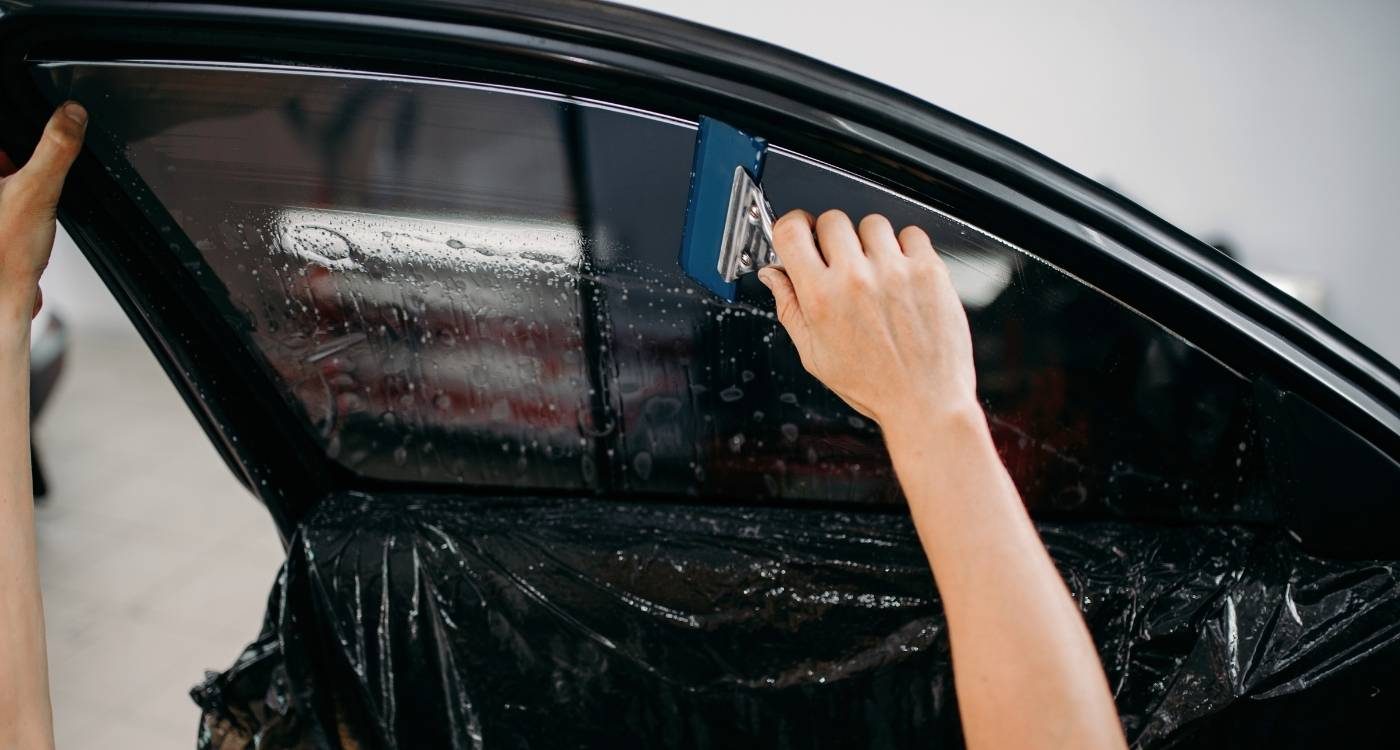 Ikkunoiden tummennus parantaa yksityisyyttä ja suojaa auringonpaisteelta auton sisätiloissa